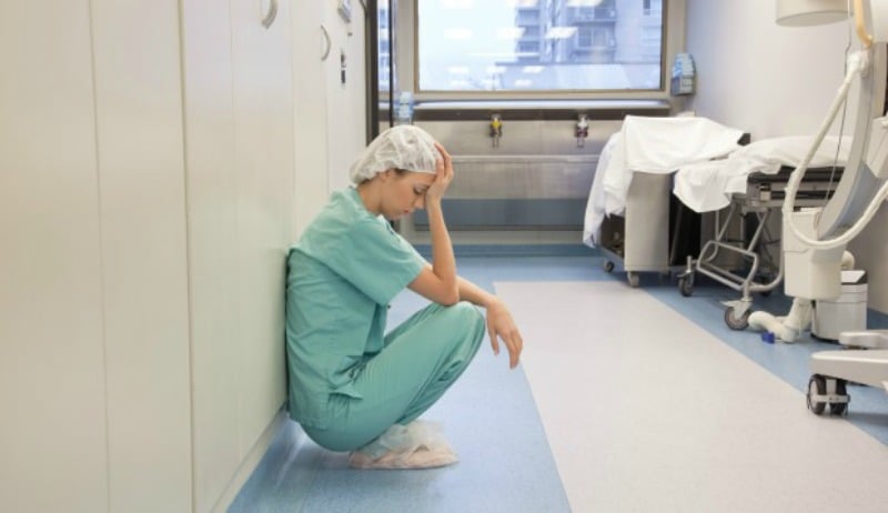 medico enfermeiro cansado