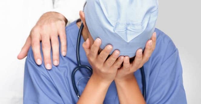 medico cansado
