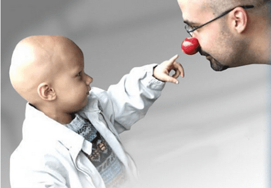 médico palhaço paciente