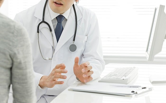 médico conversando com paciente