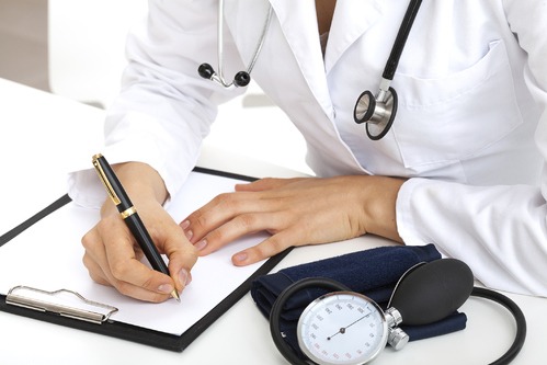 Médico preenchendo formulário medicina