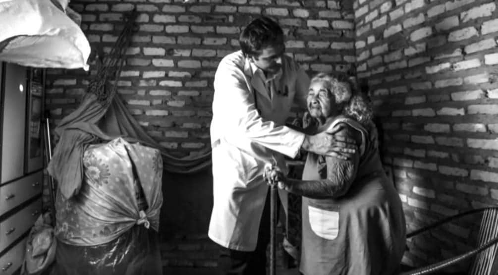 médico paciente imagem preto e branco