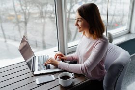 Mulher jovem digitando no computador